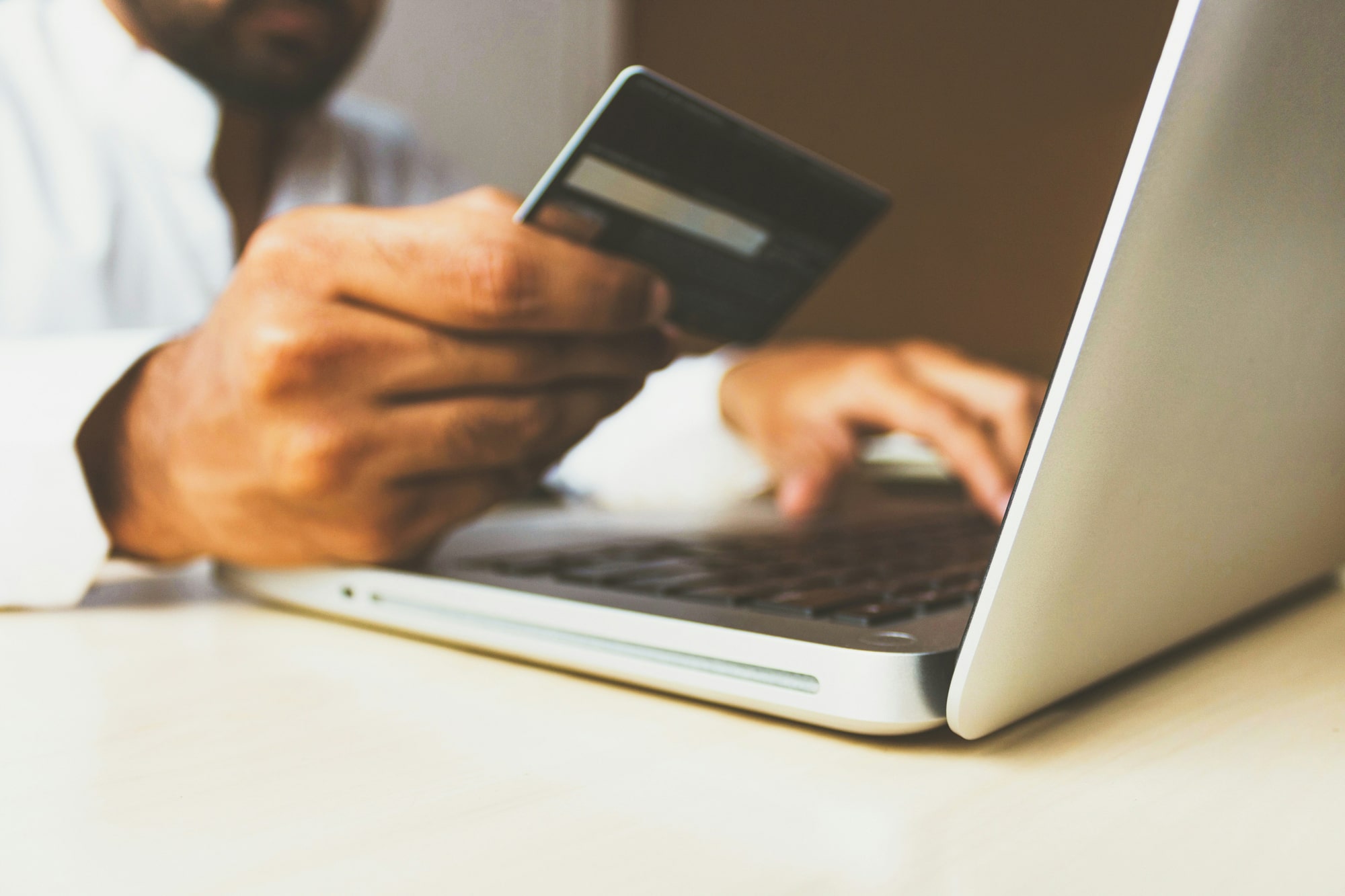 Read more about the article How to Create a User-Friendly Website That Converts Visitors Into Customers